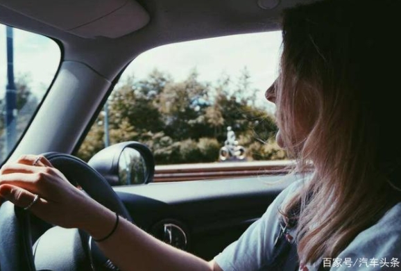 女性消费走向硬核，电动汽车却越来越“粉红”