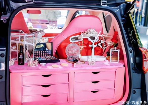 女性消费走向硬核，电动汽车却越来越“粉红”