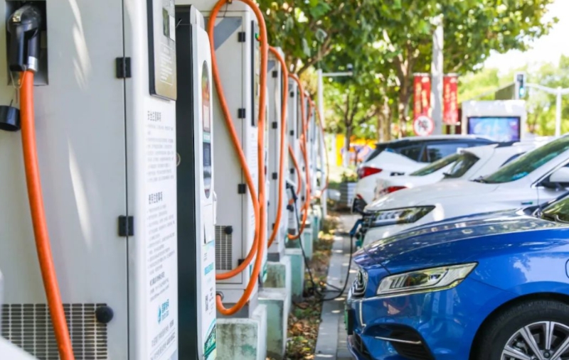 假期出行大潮中“一桩难求”，新能源车充电难如何破题？