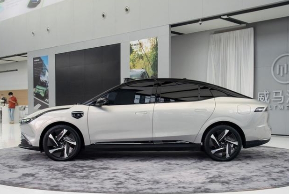 威马首款纯电动轿车发布，配备3颗激光雷达，预计明年正式上市