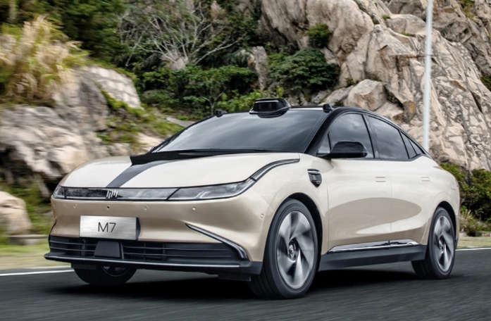 威马M7纯电动轿车，号称是“全场景智能移动空间”，科技感十足