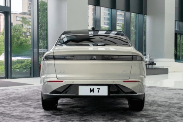 威马M7纯电动轿车，号称是“全场景智能移动空间”，科技感十足