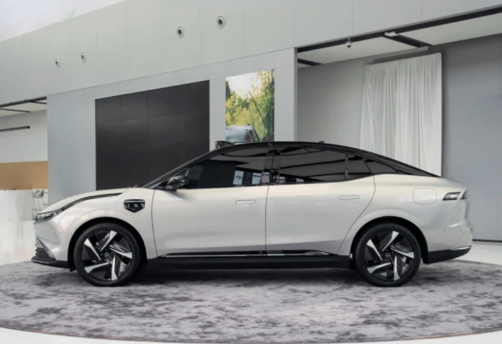 威马M7纯电动轿车，号称是“全场景智能移动空间”，科技感十足