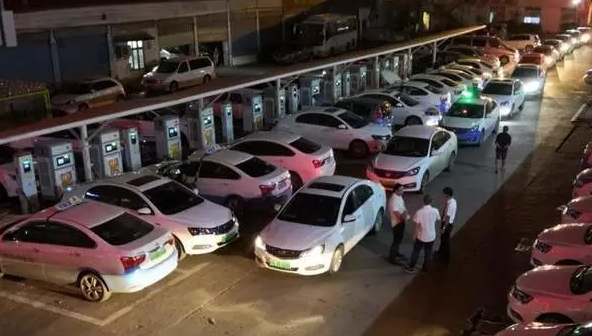 服务区争抢充电桩，谁说电动汽车能跑长途？是因为你还不了解这些