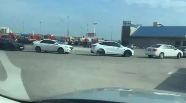 服务区争抢充电桩，谁说电动汽车能跑长途？是因为你还不了解这些