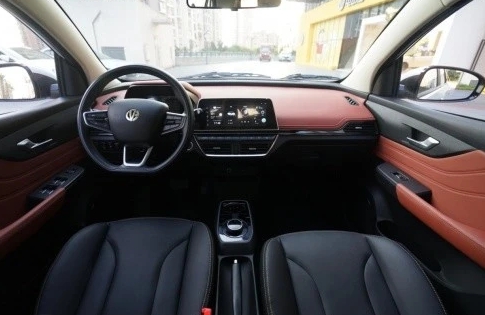 享受低碳健康出行，YOUNG光小新征战新能源汽车市场