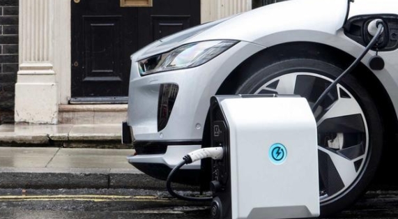 英国公司推出电动汽车充电宝：手提箱大小，可增加32公里续航