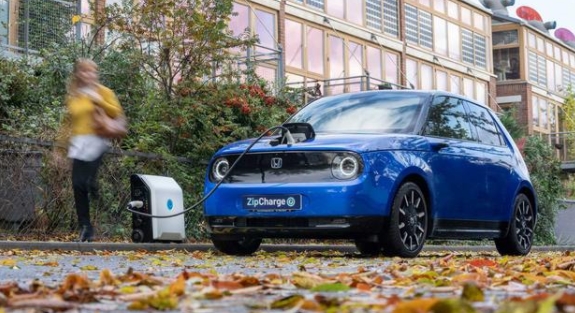 英国公司推出电动汽车充电宝：手提箱大小，可增加32公里续航