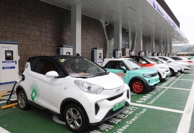 中国新能源汽车产销量领跑全球