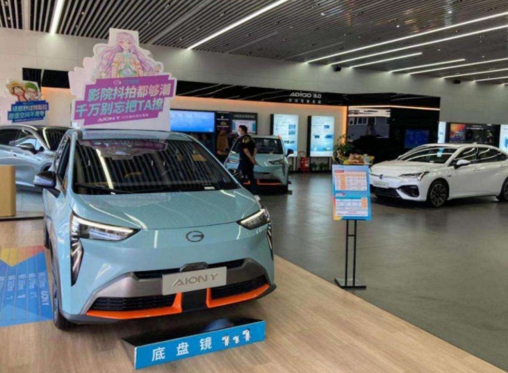 这两天，新能源汽车卖爆了！展车都被抢购！咋回事→