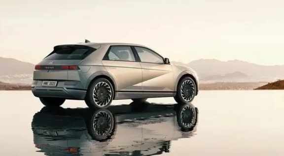 现代全新电动车IONIQ5亮相，能不能翻身就靠它了！