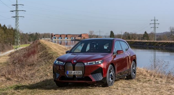 为减少生产过程碳足迹,宝马集团利用水力发电生产电动汽车