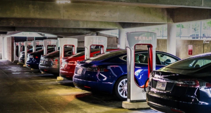 中国电动汽车让拜登眼红了!五菱宏光遥遥领先,美国急求合作