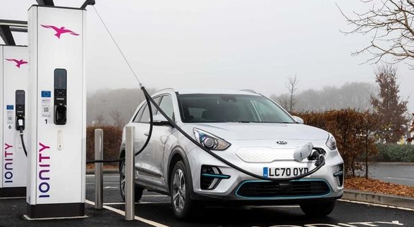 英国有50万辆汽车是电动或混合动力汽车，2030年将禁销内燃机汽车