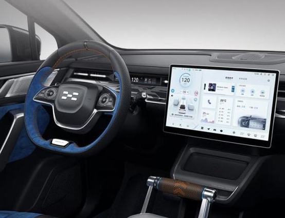 爱驰汽车U6当潮不让，电动汽车品牌亲近“心年轻”用户