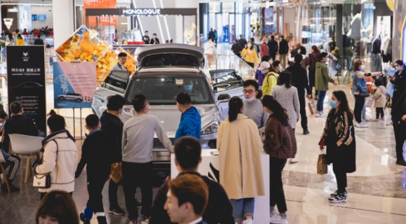 新能源疯狂布局购物中心，有门店一个月卖30辆车