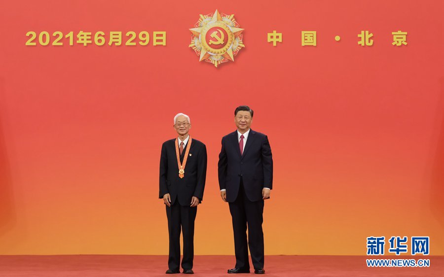 庆祝中国共产党成立100周年“七一勋章”颁授仪式在京隆重举行