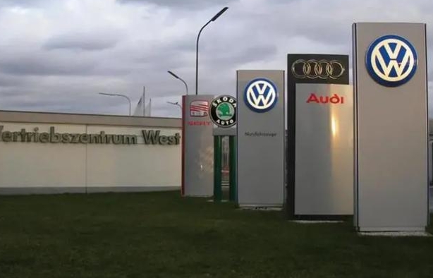 V6的法拉利也来了，大排量买少见少，电动车称霸还会远？