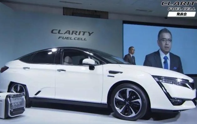 V6的法拉利也来了，大排量买少见少，电动车称霸还会远？