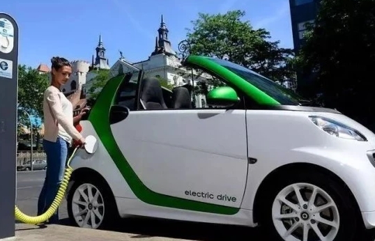 充电桩被占，“绿牌车”无处可停？一城发布新规，让人拍手叫好