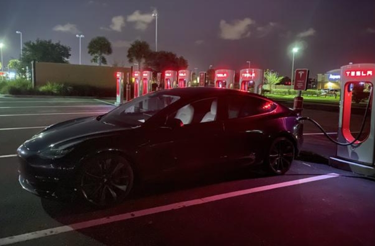 特斯拉增压器网络今年将向其他电动汽车开放