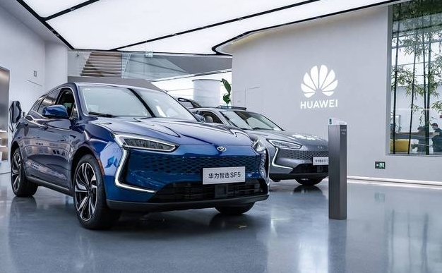 年轻人买新能源车怎么选？赛力斯华为智选SF5了解一下