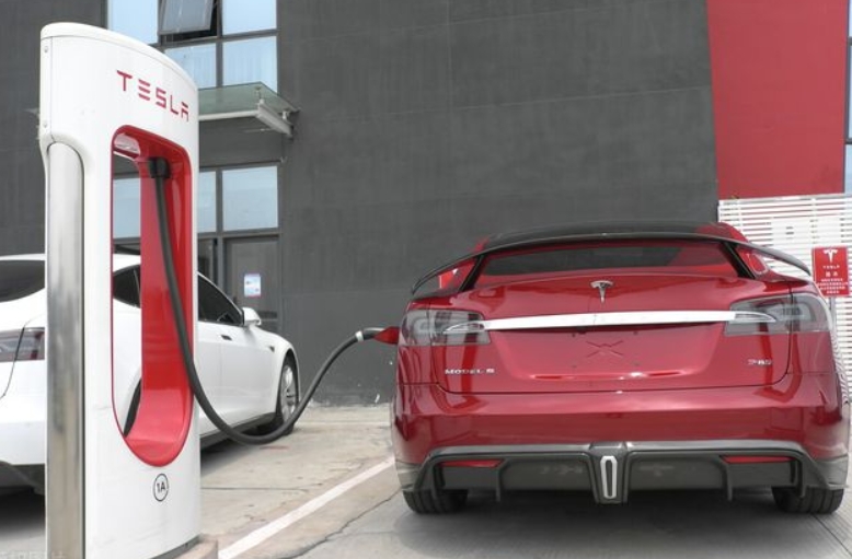 充电桩被占，新能源汽车无处可停？北京新规实施后有望改善现状