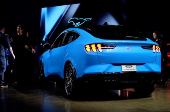 合资电动车的较量，ID.6X对比MustangMach-E