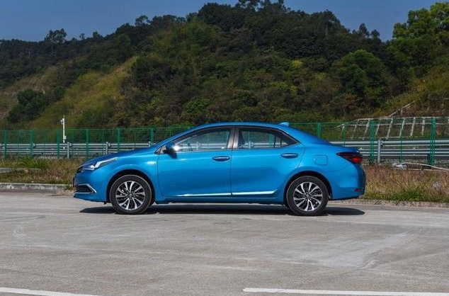 丰田第一款新能源汽车上市，冲一次点跑1000公里，网友：太强了