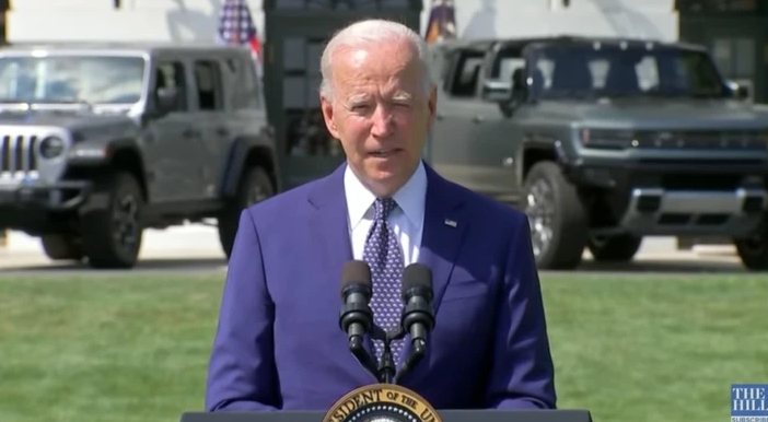 拜登要美国在电动汽车上跟中国竞争：必须行动起来