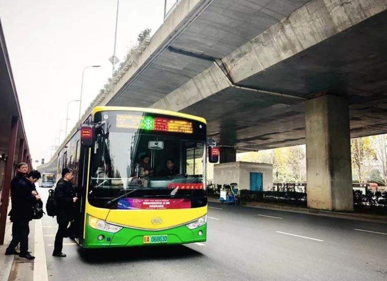 安徽合肥：新能源汽车驶向“高速路”