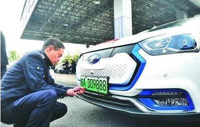 安徽合肥：新能源汽车驶向“高速路”