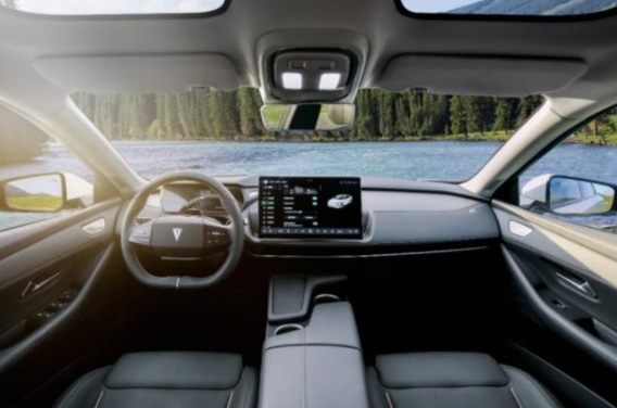 凭实力卷过新势力，长安深蓝SL03成为电动轿车全能王