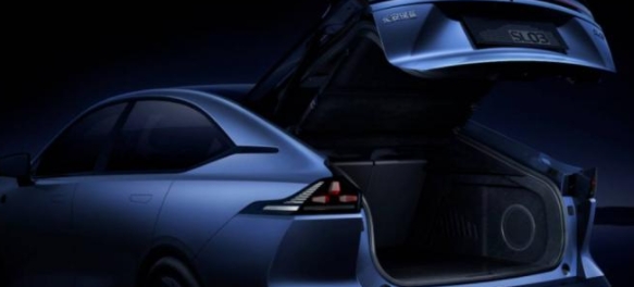 凭实力卷过新势力，长安深蓝SL03成为电动轿车全能王