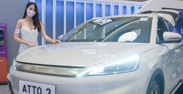 英媒：比亚迪与特斯拉展开电动汽车全球竞争