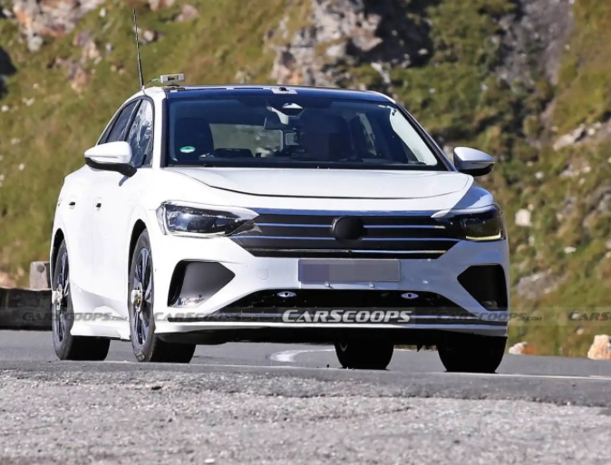 新的大众AeroB谍照在2023年到来之前捕获了电动汽车