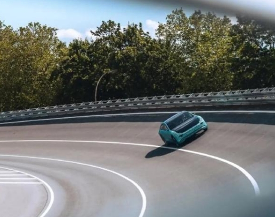 荷兰太阳能电动汽车计划今年推出,行驶数月不充电首付就要108万