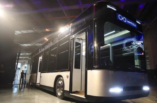 苹果造车还未成，富士康竟抢先一步！首款电动车ModelT下月交付