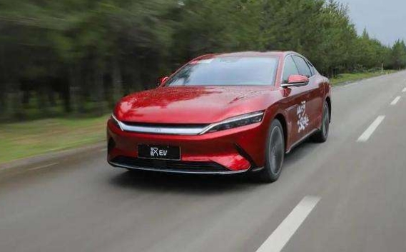 14亿国人不懂了：电动汽车和燃油汽车，到底买哪一个更划算呢？