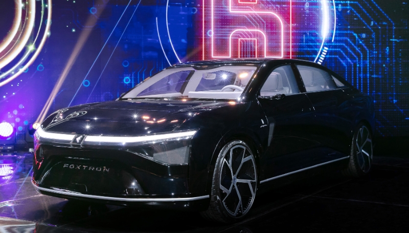 富士康展示三款“自主研发”电动汽车，旨在成为全球汽车制造商