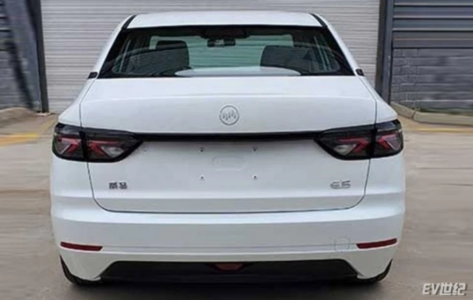 纯电续航505公里威马首款纯电动轿车E.5将在北京车展上市