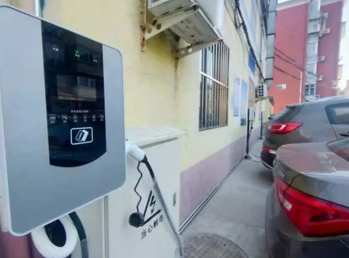 古城街道西路南社区安装智能充电桩为居民电动汽车充电