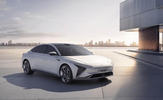 40万级国产电动轿车大PK零百加速3.8秒蔚来ET7和智己L7谁能胜出