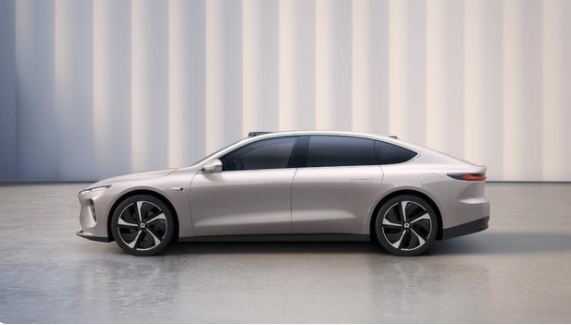 40万级国产电动轿车大PK零百加速3.8秒蔚来ET7和智己L7谁能胜出