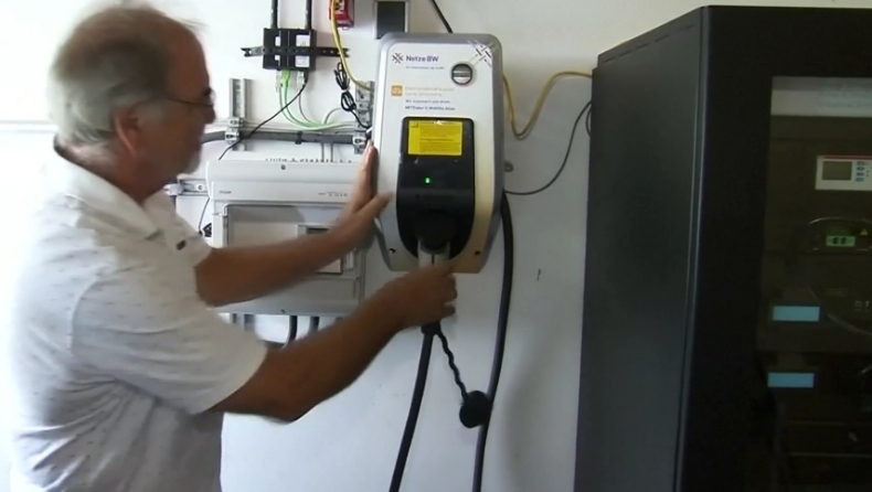 智能充电和分时费率等相对简单的策略将有助于平滑公用事业的负载并从可再生能源中获得最大收益。