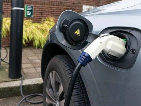 飙涨！加拿大油价涨破纪录！开电动车能比燃油车节省两三万！