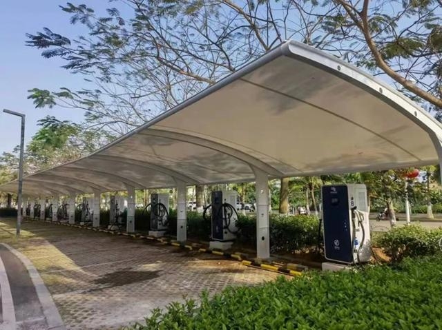 海南电网公司首个大型集中电动汽车充电站正式投运