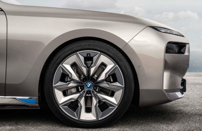 宝马推出全电动i7旗舰轿车——作为重新设计的7系产品线的一个版本
