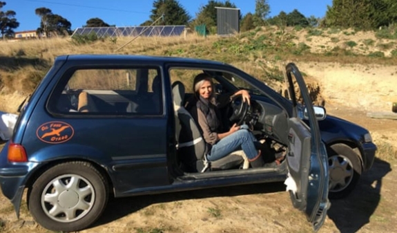 新西兰老人改装一辆太阳能电动汽车，平稳开了3年