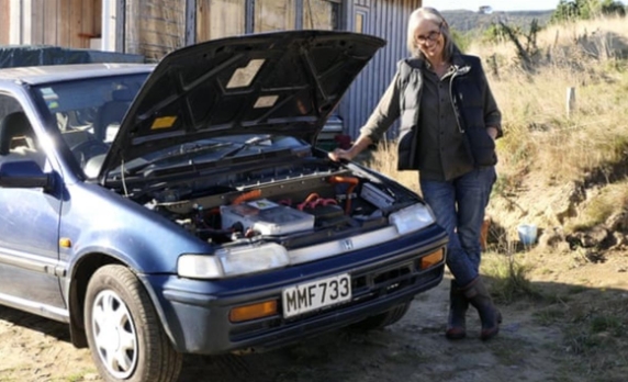 新西兰老人改装一辆太阳能电动汽车，平稳开了3年